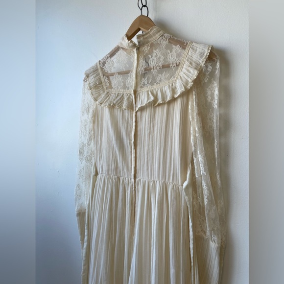 penelope cream dress, looks very much like a gunne saxs style dress - Picture 5 of 12